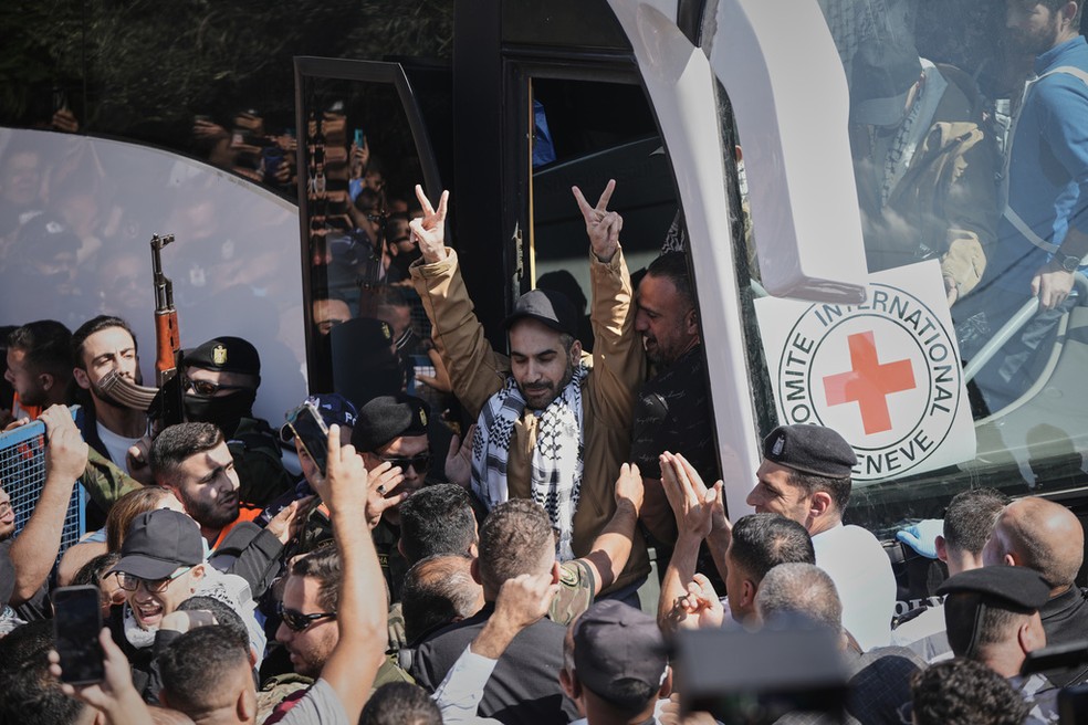 Prisioneiros palestinos são recebidos após serem libertados de uma prisão israelense — Foto: Mahmoud Illean/AP