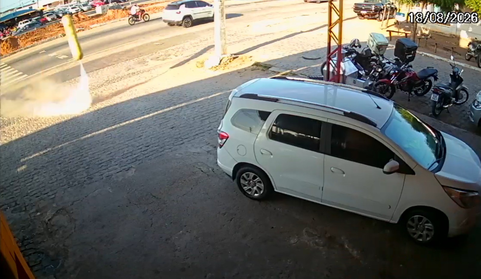 Cilindro de gás veicular explode e atinge carro e moto na Grande Natal