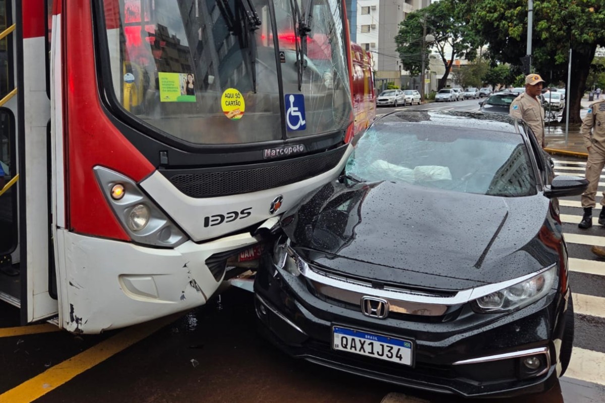 Três pessoas ficam feridas após motorista se distrair com celular, avançar sinal e bater em ônibus