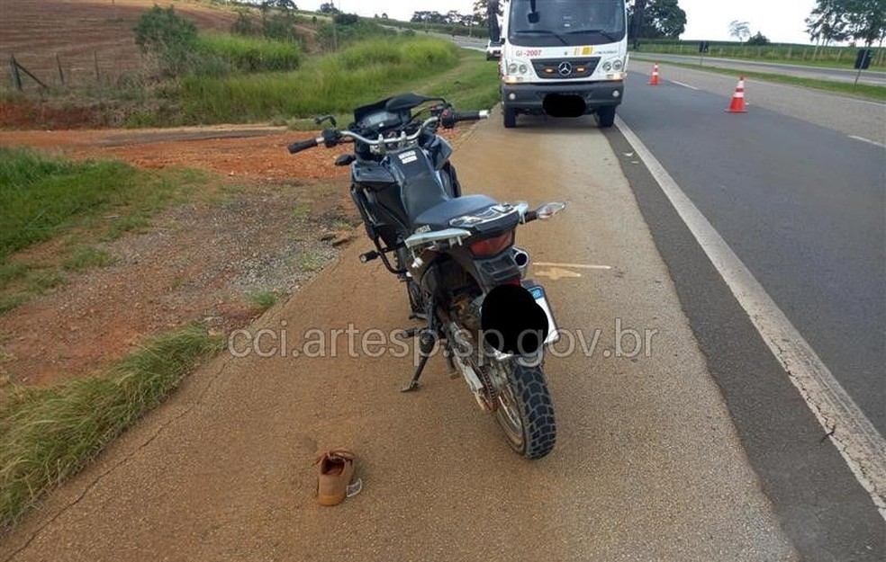 Uma pessoa morreu e outra ficou ferida em um acidente envolvendo uma moto e  um caminhão na Rodovia Francisco da Silva Pontes (SP-127), em Capão Bonito — Foto: Reprodução/Artesp
