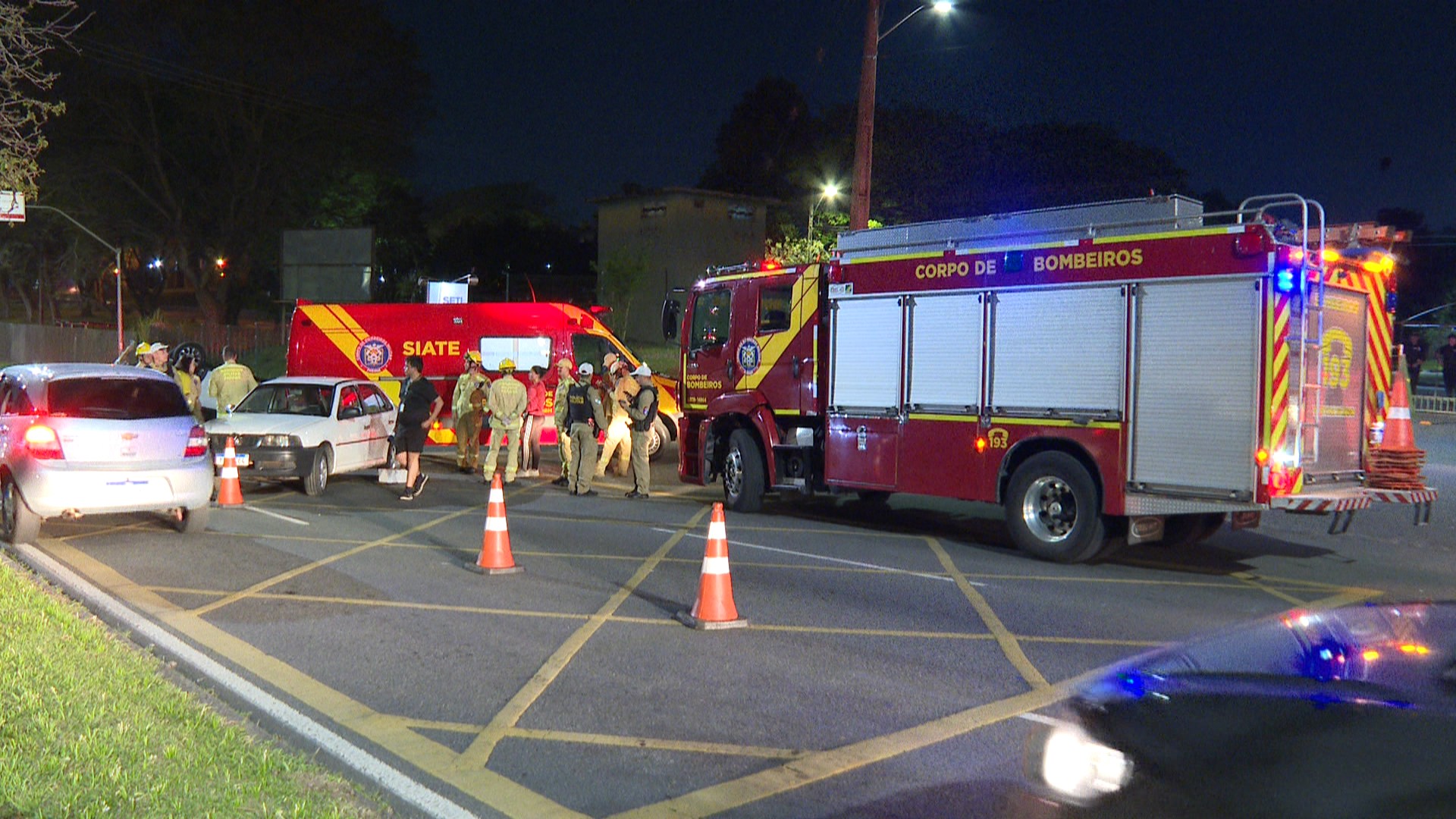 Carro com seis pessoas, entre elas crianças, se envolve em acidente e deixa feridos em Curitiba