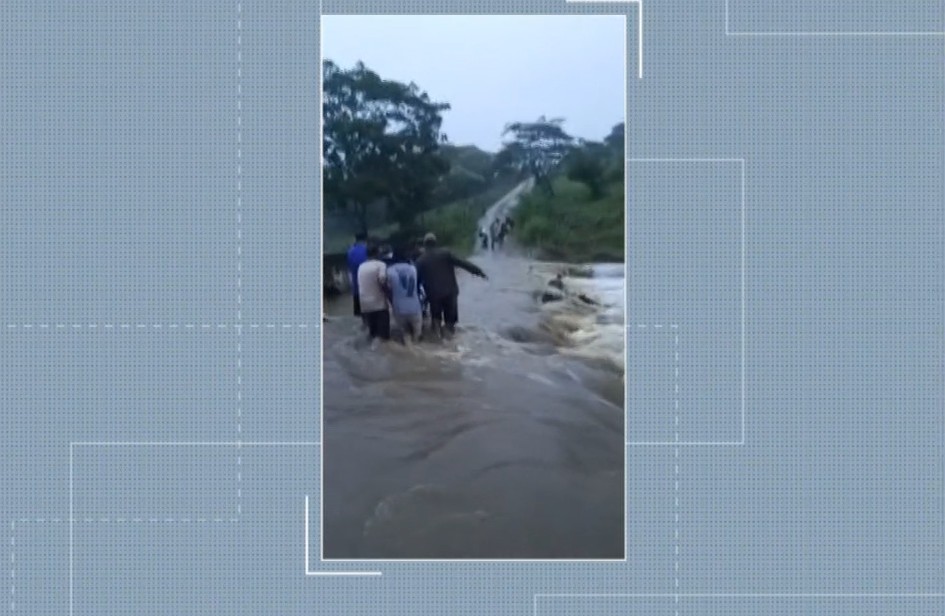 Cerca de 100 famílias ficam ilhadas após fortes chuvas em Massaranduba, PB