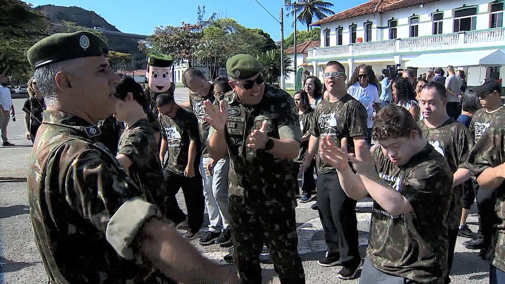 Coronel do Exército se diverte nas aula inaugural com os integrantes do projeto Pelotão 21 — Foto: Reprodução/TV Gazeta'
