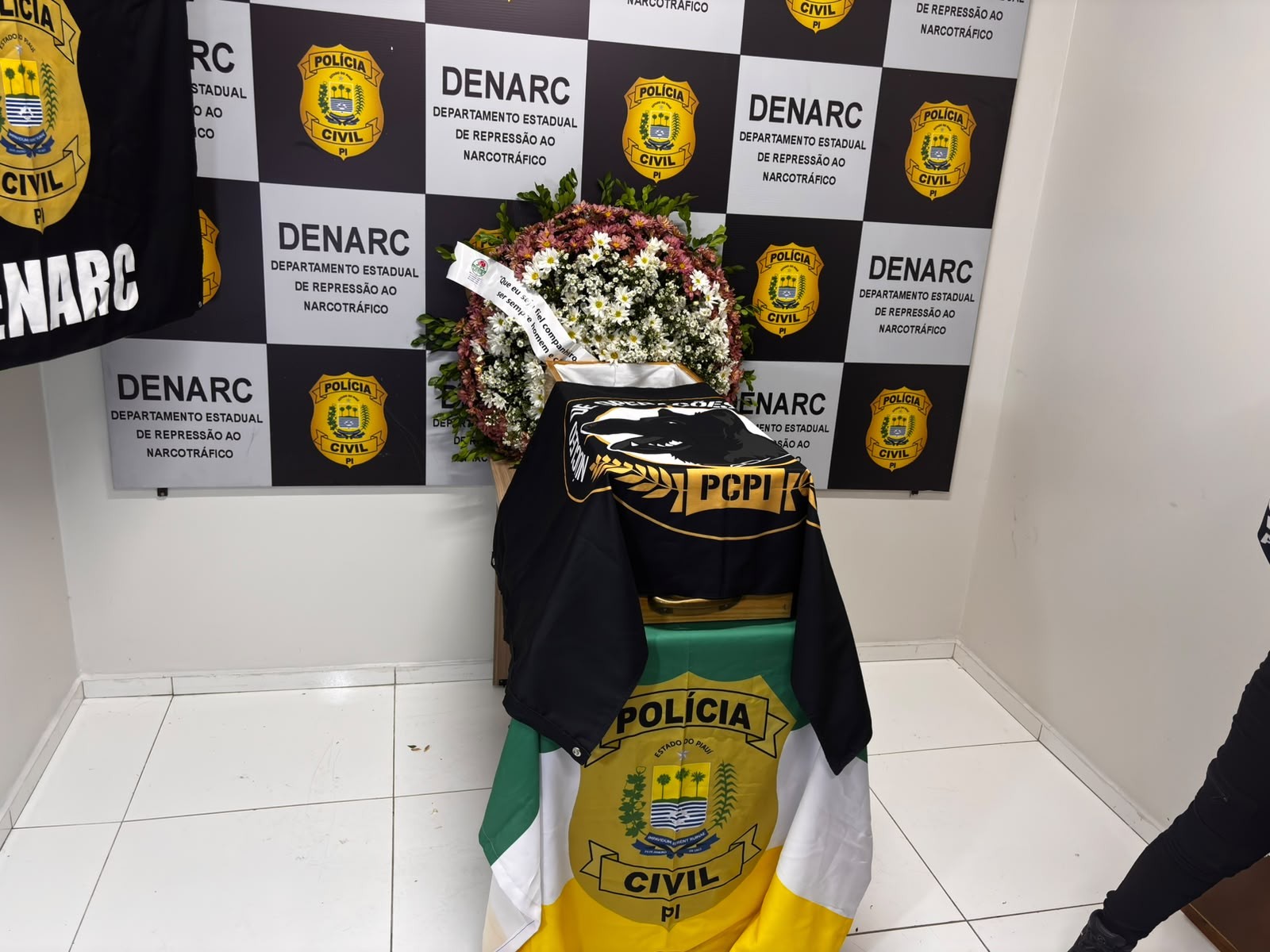 Vídeo: policial se emociona em velório da cadela Catrina, primeira na PCPI: 'como uma filha pra mim'