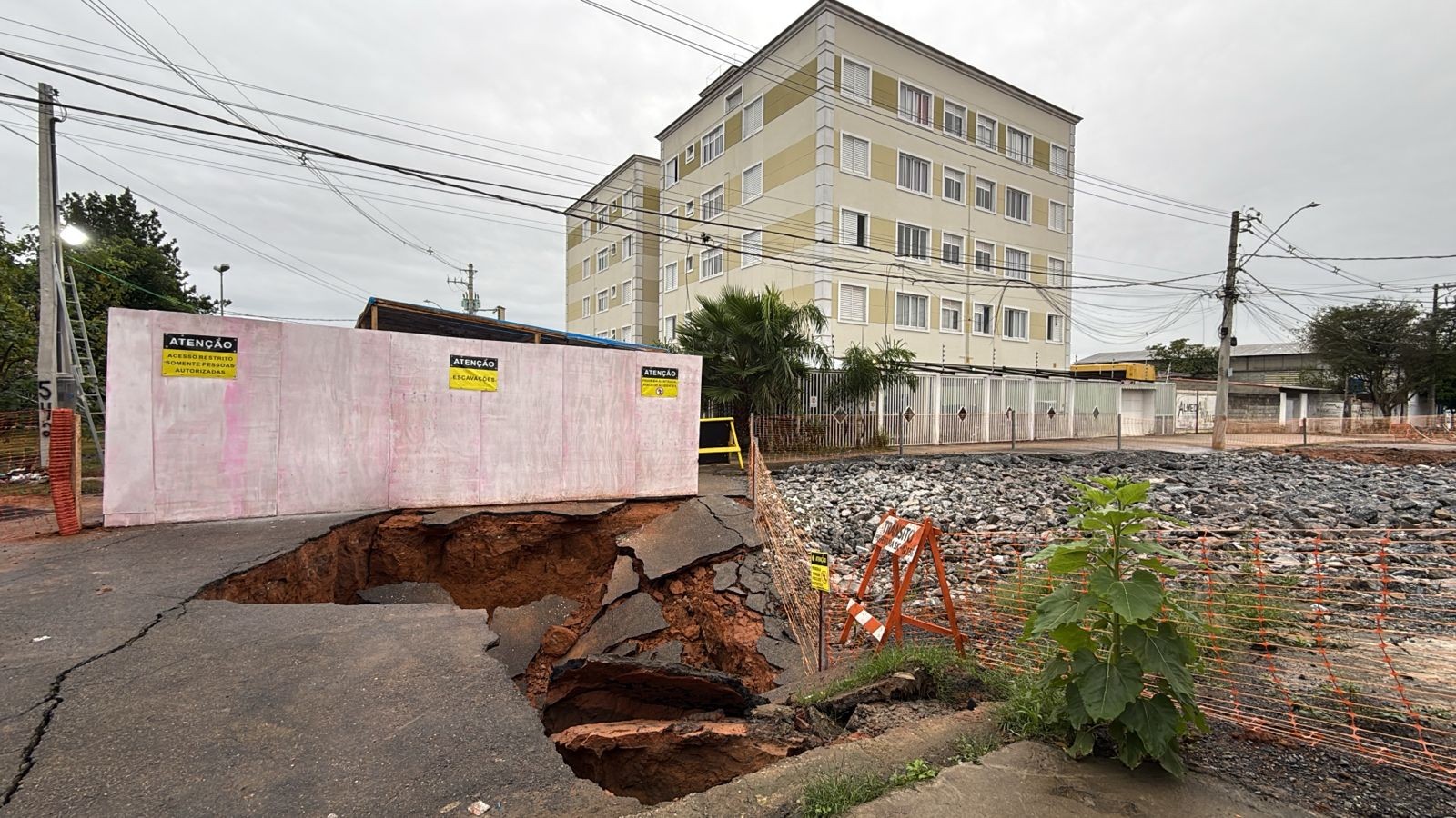 Com nova erosão e previsão de mais chuva, moradores temem avanço de crateras no Jardim Imperial, em São José dos Campos