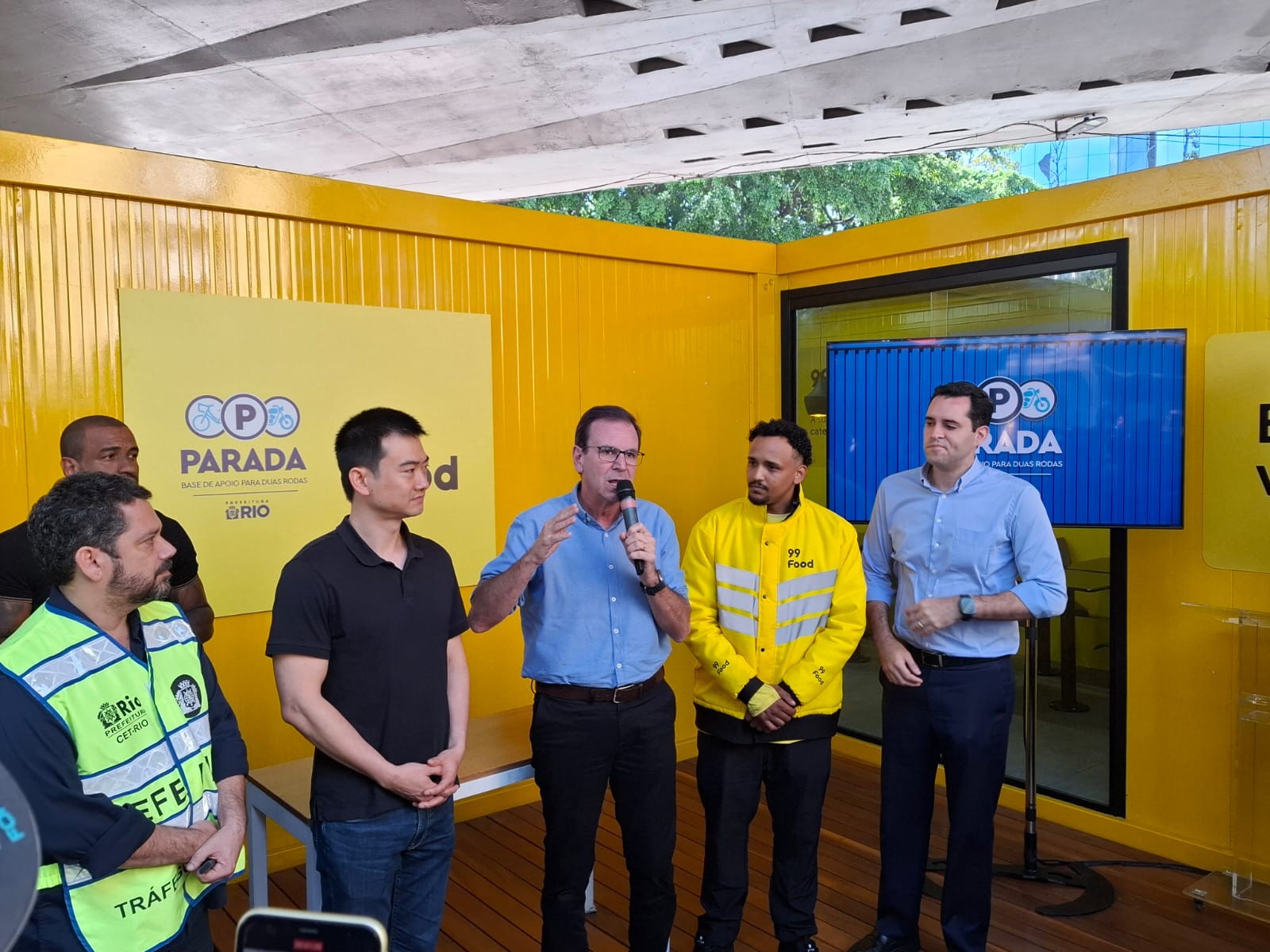 Paes anuncia regras para entregadores de aplicativo e programa de segurança no trânsito