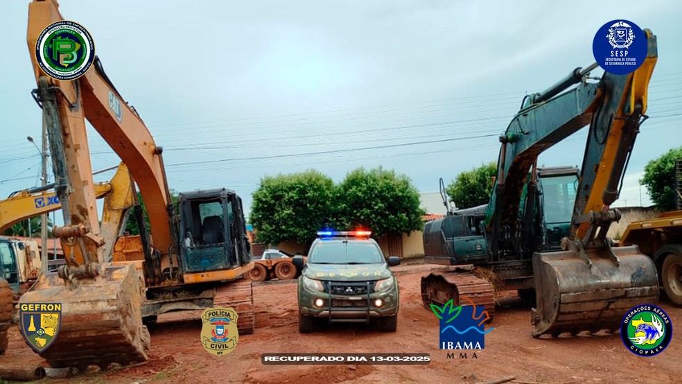Duas escavadeiras que haviam sido furtadas foram apreendidas na Terra Indígena Sararé — Foto: Divulgação