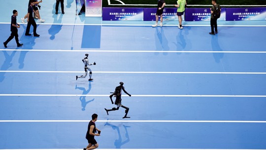 Robôs correm, jogam bola e levam vários tombos em 'Olimpíadas' na China; veja VÍDEO - Modelos avançados de 16 países competem em futebol, corrida e tarefas práticas em Pequim, demonstrando avanços da China em inteligência artificial e robótica.