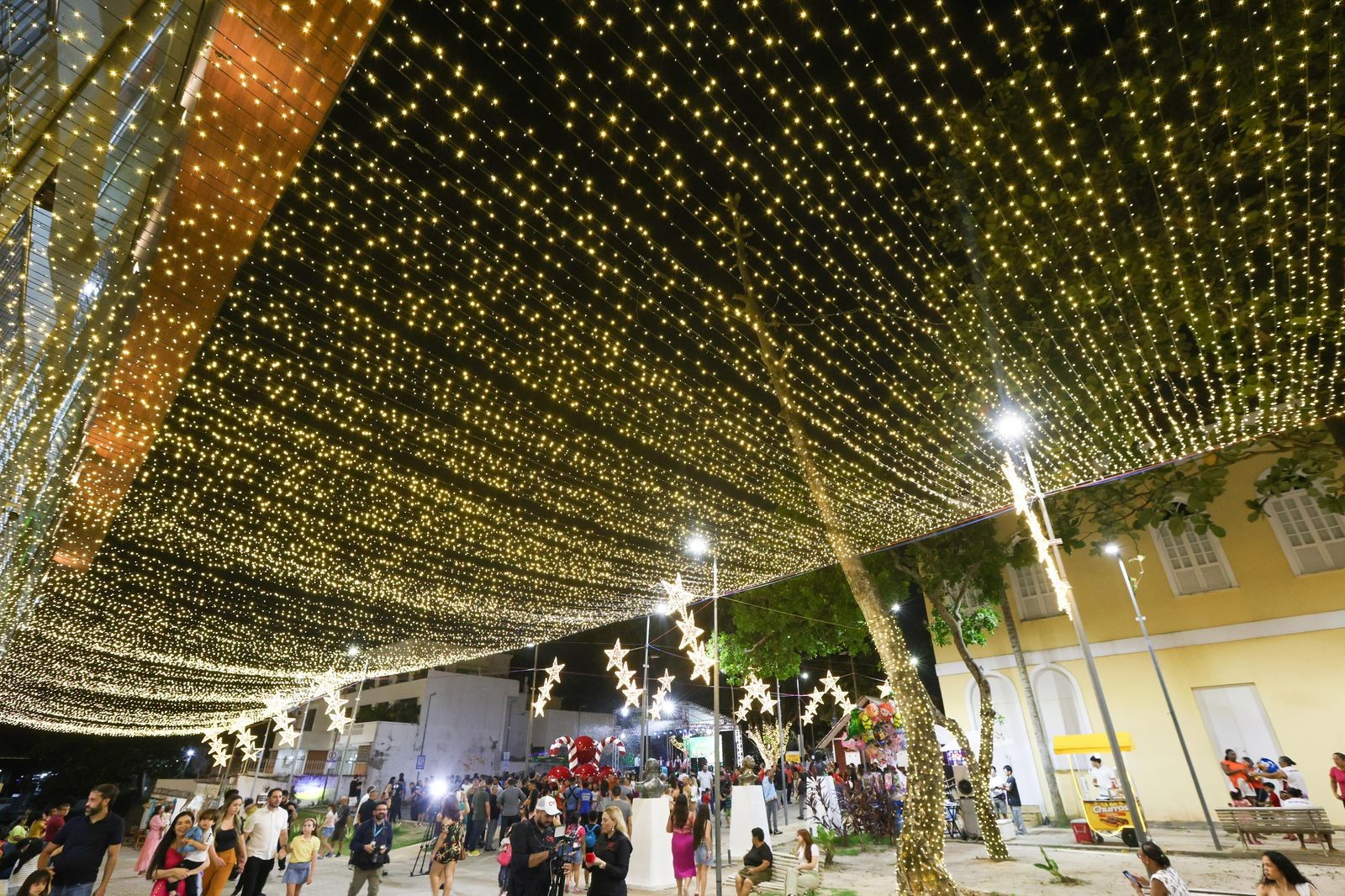 Manaus inicia programação natalina que terá neve artificial e pista de gelo, diz prefeitura