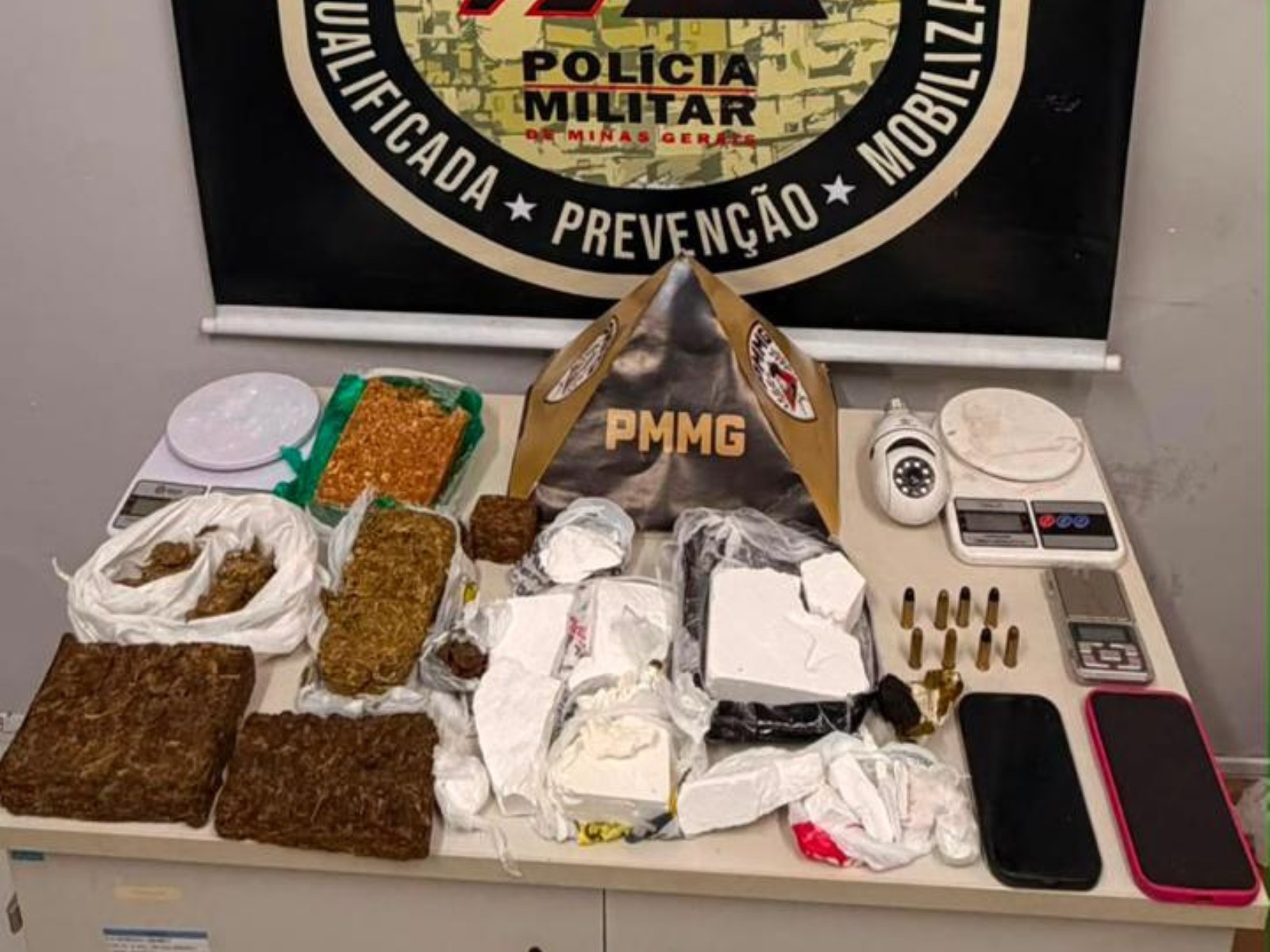Mulher é presa após PM apreender barras de crack, cocaína, maconha e haxixe em Governador Valadares