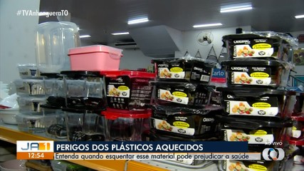 Químico explica quais objetos podem ser levados ao microondas