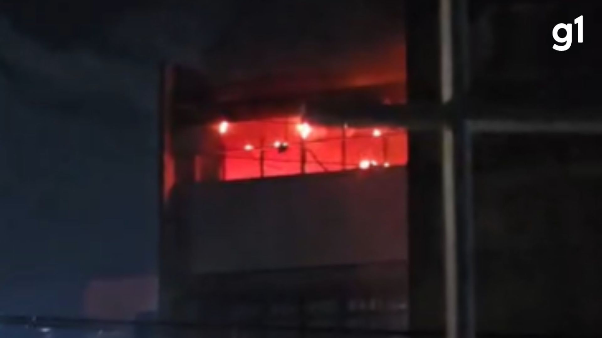 Incêndio atinge prédio de escola em Porto Alegre