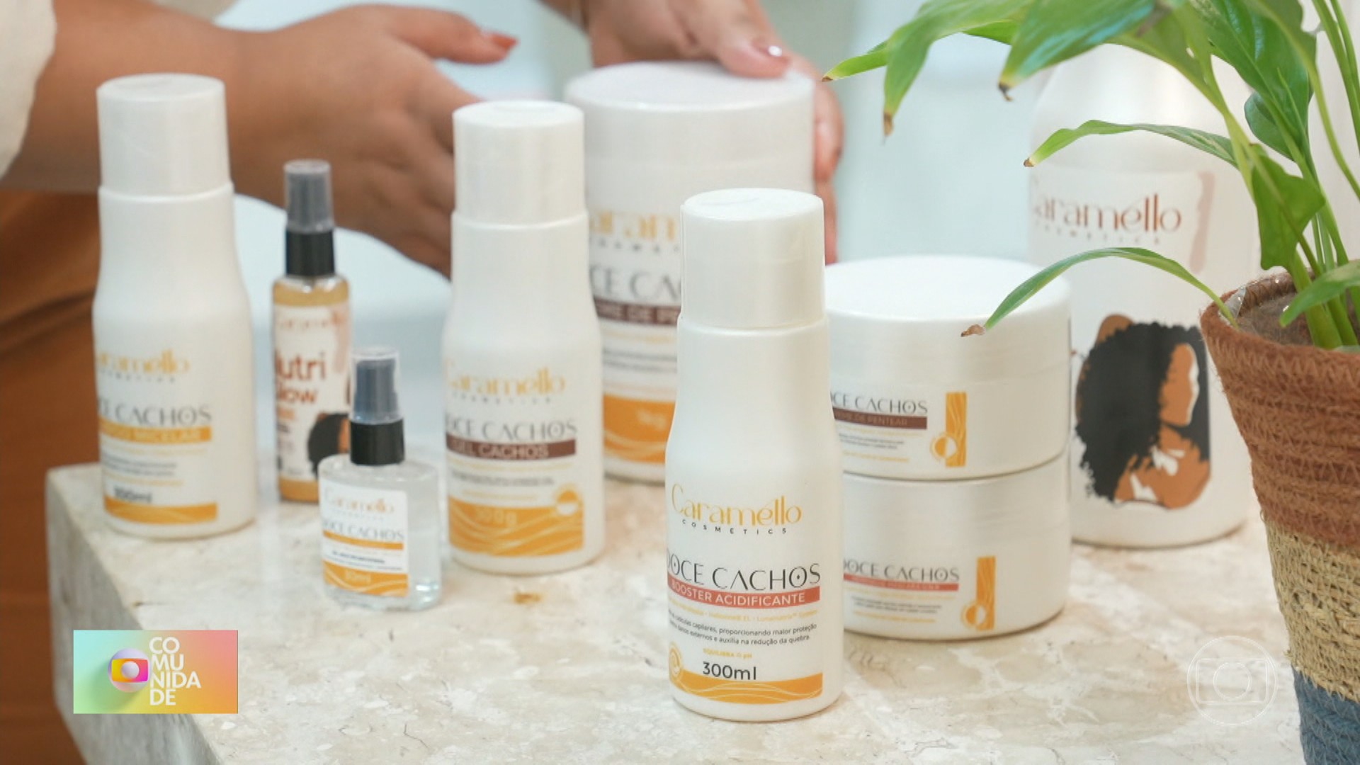 Destaque na Expo Favela Innovation, cabeleireira de Santíssimo vira empreendedora e cria linha de cosméticos para crespas