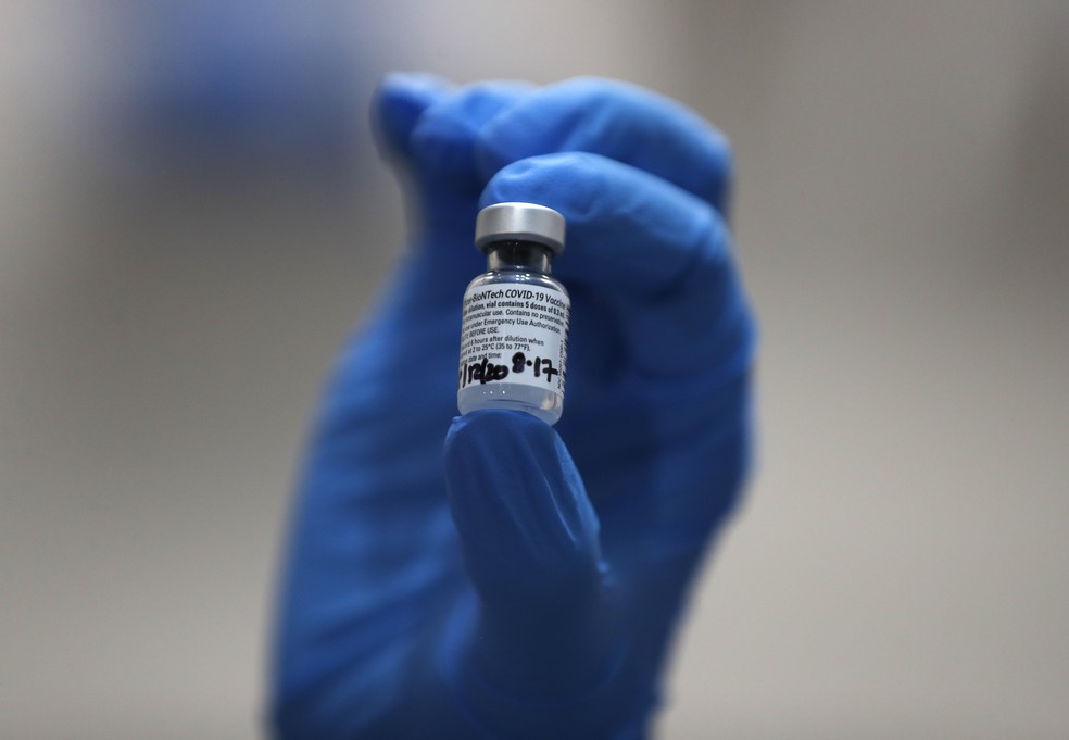 Uma enfermeira segura um frasco da vacina da Pfizer-BioNTech contra a Covid-19 no Guy's Hospital, em Londres. — Foto: ASSOCIATED PRESS
