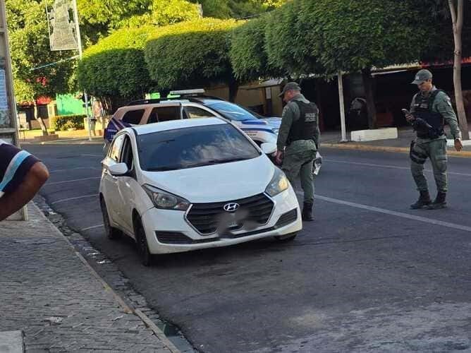 Homem é morto a tiros dentro de carro no Centro de Petrolina