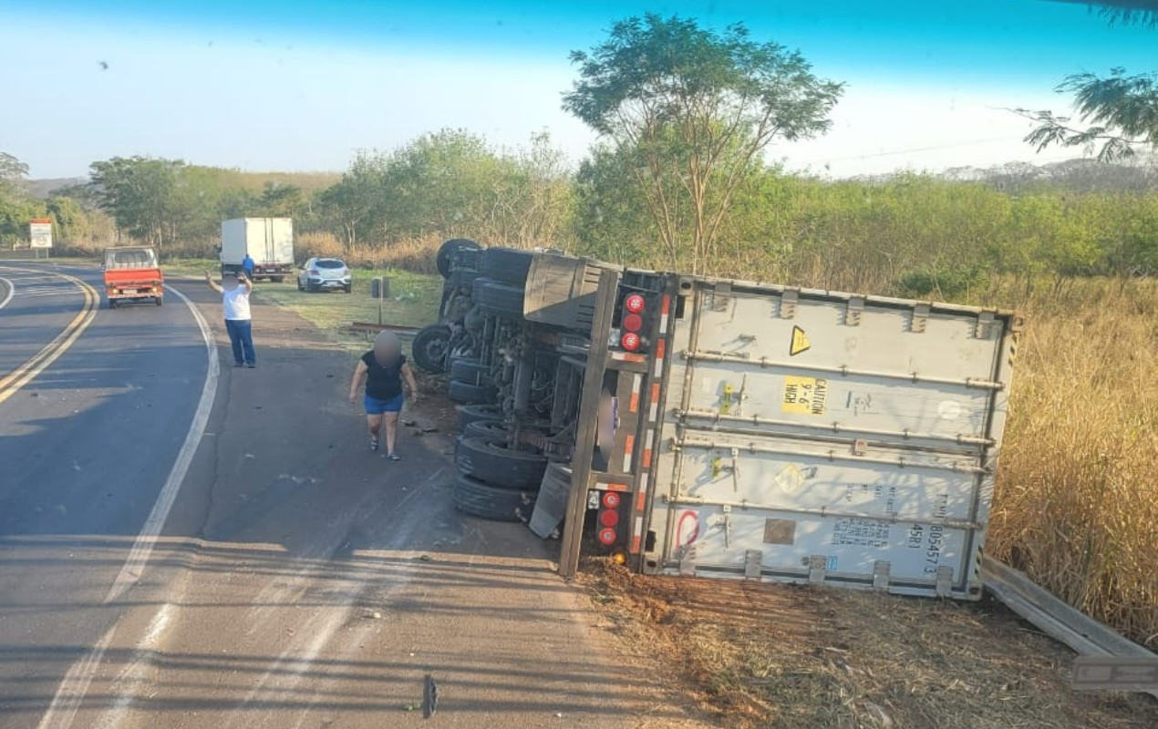 Caminhão tomba e motorista fica preso às ferragens na SP-321 em Ibitinga