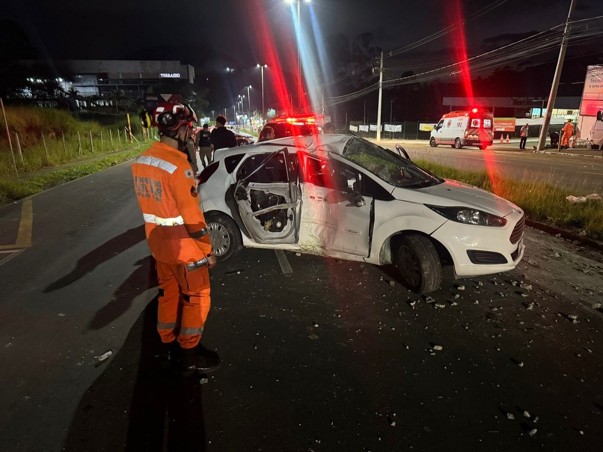Homem morre e quatro ficam feridos após carro bater em poste na Avenida Deusdedith Salgado, em Juiz de Fora