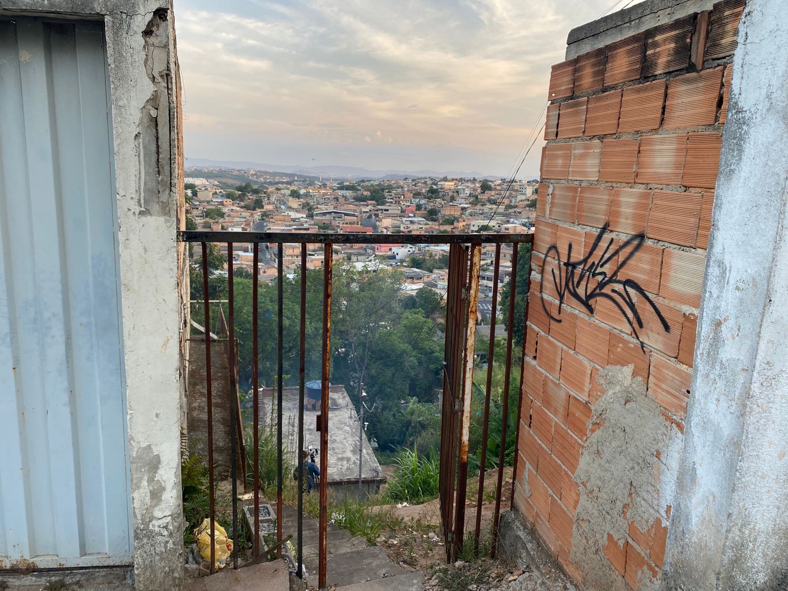 Filha encontra mãe morta e enterrada em casa; suspeito é agredido a pauladas por vizinhos na rua