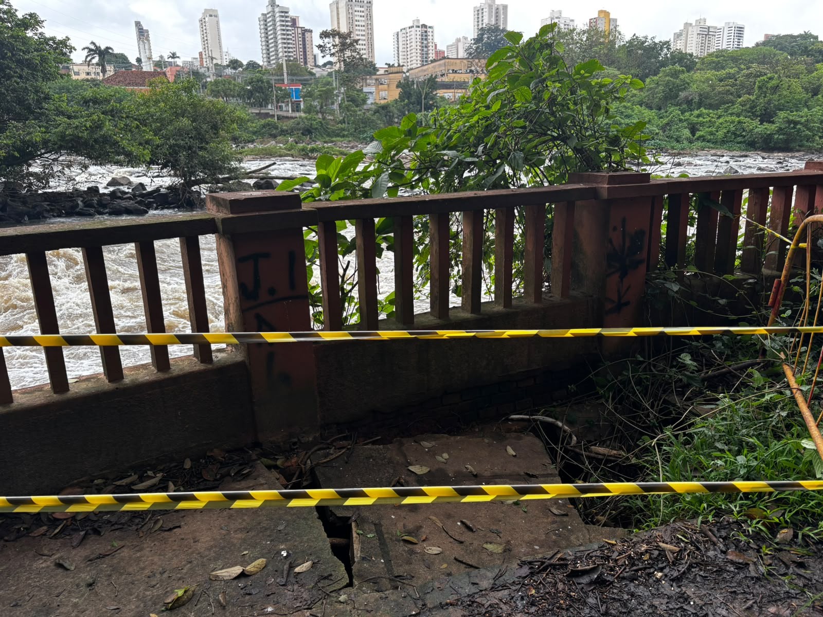Mirante de Piracicaba: com denúncia de riscos a turistas e moradores, Defesa Civil interdita parte do deck após piso ceder
