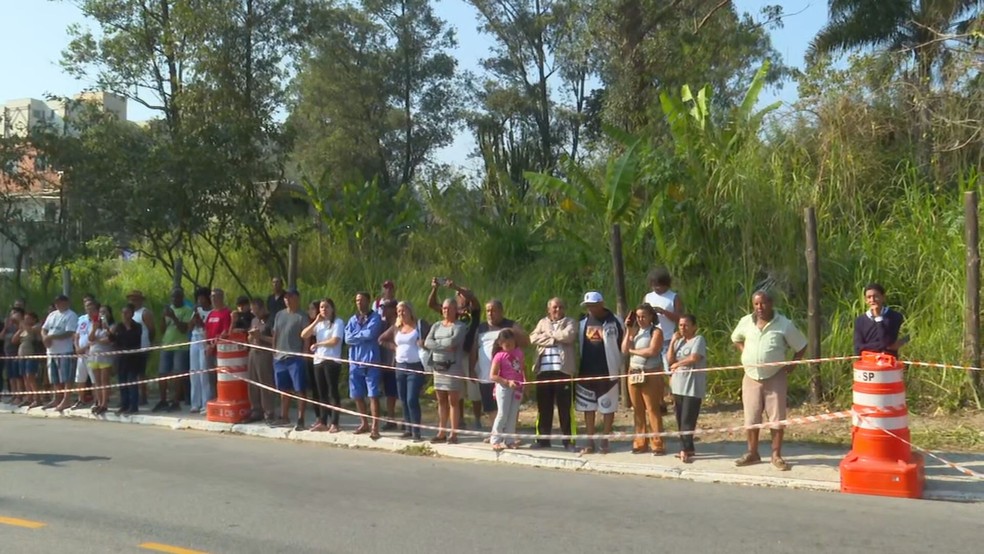 Fãs foram até Cemitério Israelita do Butantã para se despedir de Silvio Santos — Foto: TV Globo