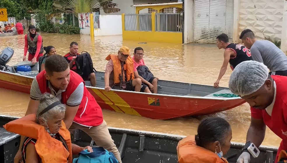 Pacientes tiveram que atravessar em canoas — Foto: Josy Gomes e Fernando Oliveira/Arquivo pessoal