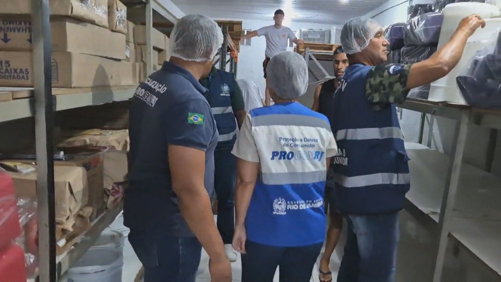 A Secretaria de Defesa do Consumidor e o Procon fecharam uma fábrica de picolés em Belford Roxo — Foto: Reprodução/ TV Globo