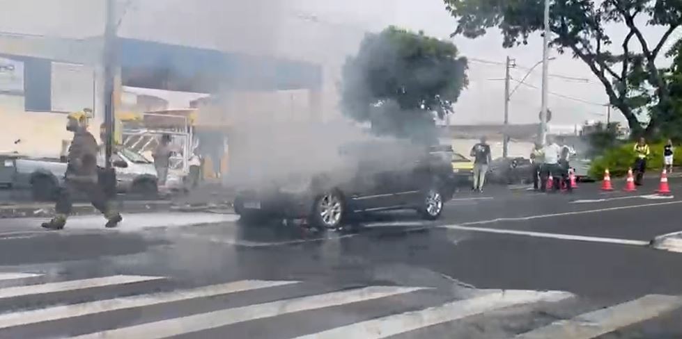 VÍDEO: Carro pega fogo próximo ao Terminal Central, em Uberlândia