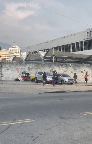 VÍDEO: agentes da Seop e moradores se envolvem em briga com pedras e granadas de efeito moral no Morro da Mangueira 