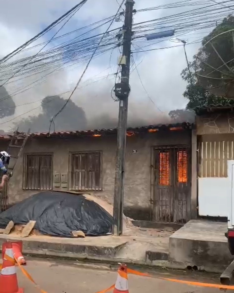 Quitinet pegando fogo na tarde desta quarta-feira (12), em São José de Ribamar — Foto: Divulgação/ CBMMA