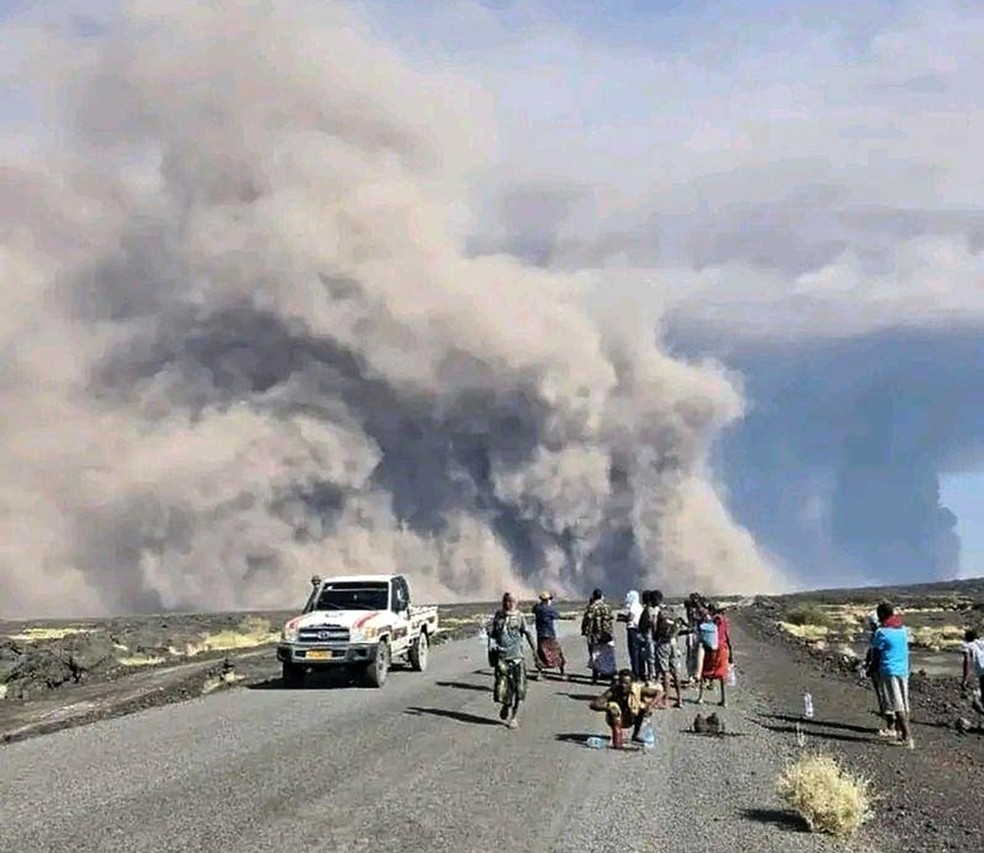 Vulcão na Etiópia que estava inativo desde a Era do Gelo entra em erupção em 23 de novembro de 2025. — Foto: Governo de Afar via AP