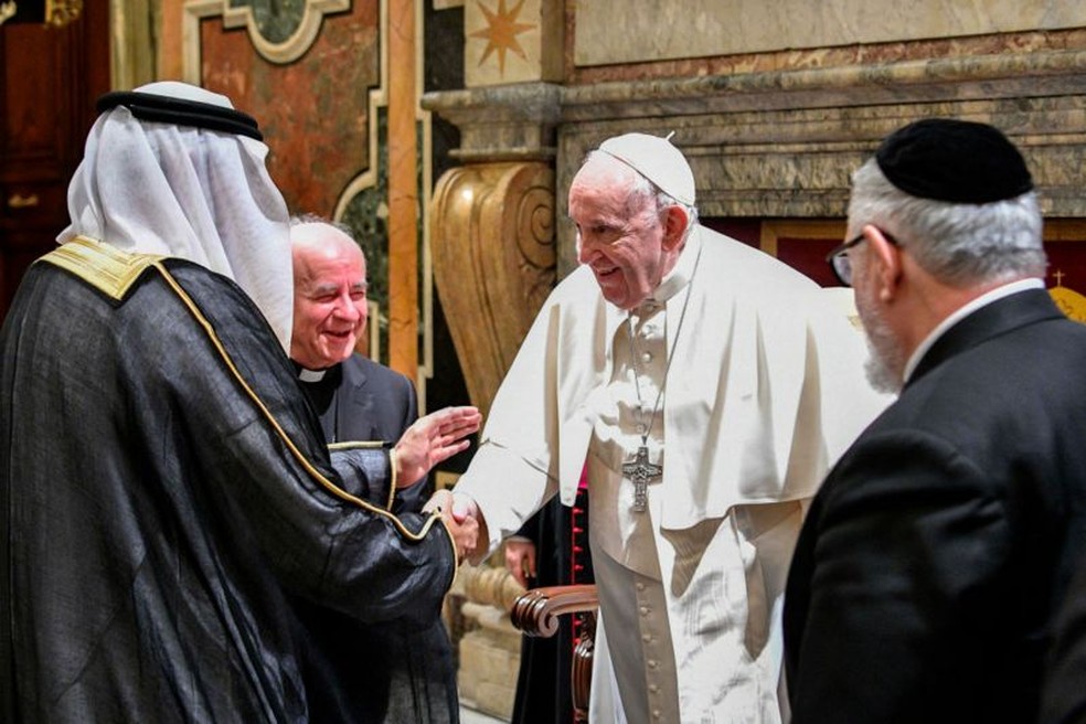 Figuras religiosas proeminentes como o papa Francisco (centro) pediram um 'uso ético da inteligência artificial' — Foto: GETTY IMAGES