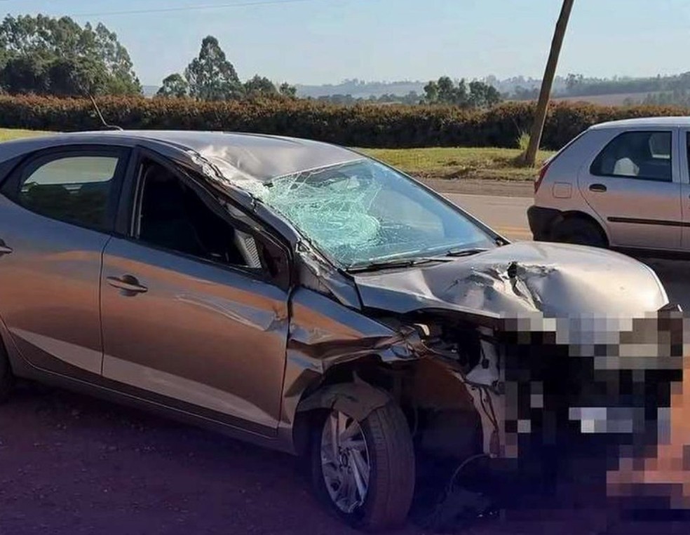 Carro ficou atravessado na pista, que precisou ser fechada até a remoção do veículo na manhã desta quarta-feira (6) — Foto: Redes Sociais/Reprodução