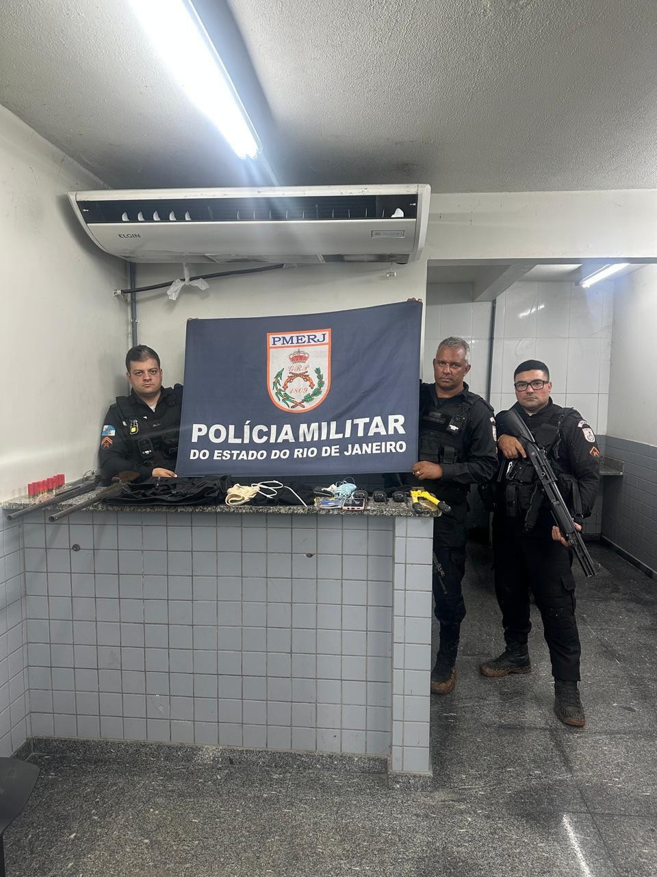 Tentativa de invasão em São Fidélis, no Norte Fluminense, termina com apreensão de armas e carro atolado 