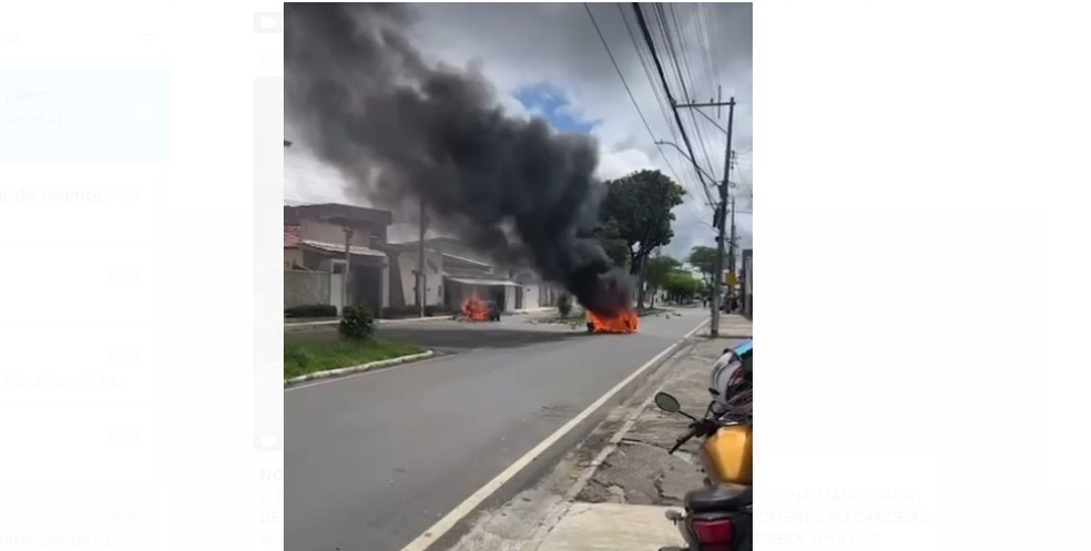 Moradores colocaram fogo em dois carros em protesto contra a morte de Anderson — Foto: Reprodução/Redes Sociais