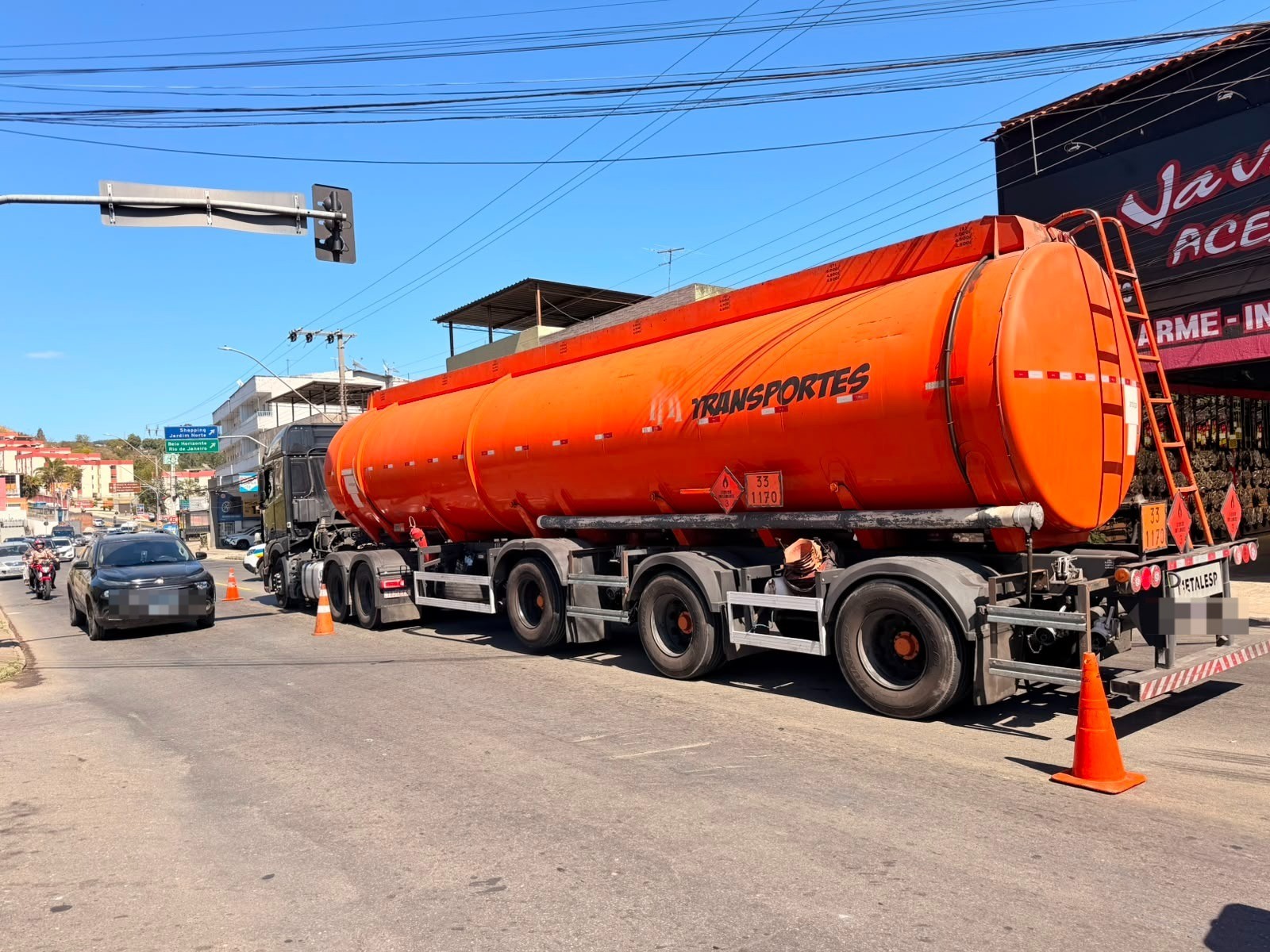 Pedestre é atropelado por carreta de transporte de combustível em Juiz de Fora