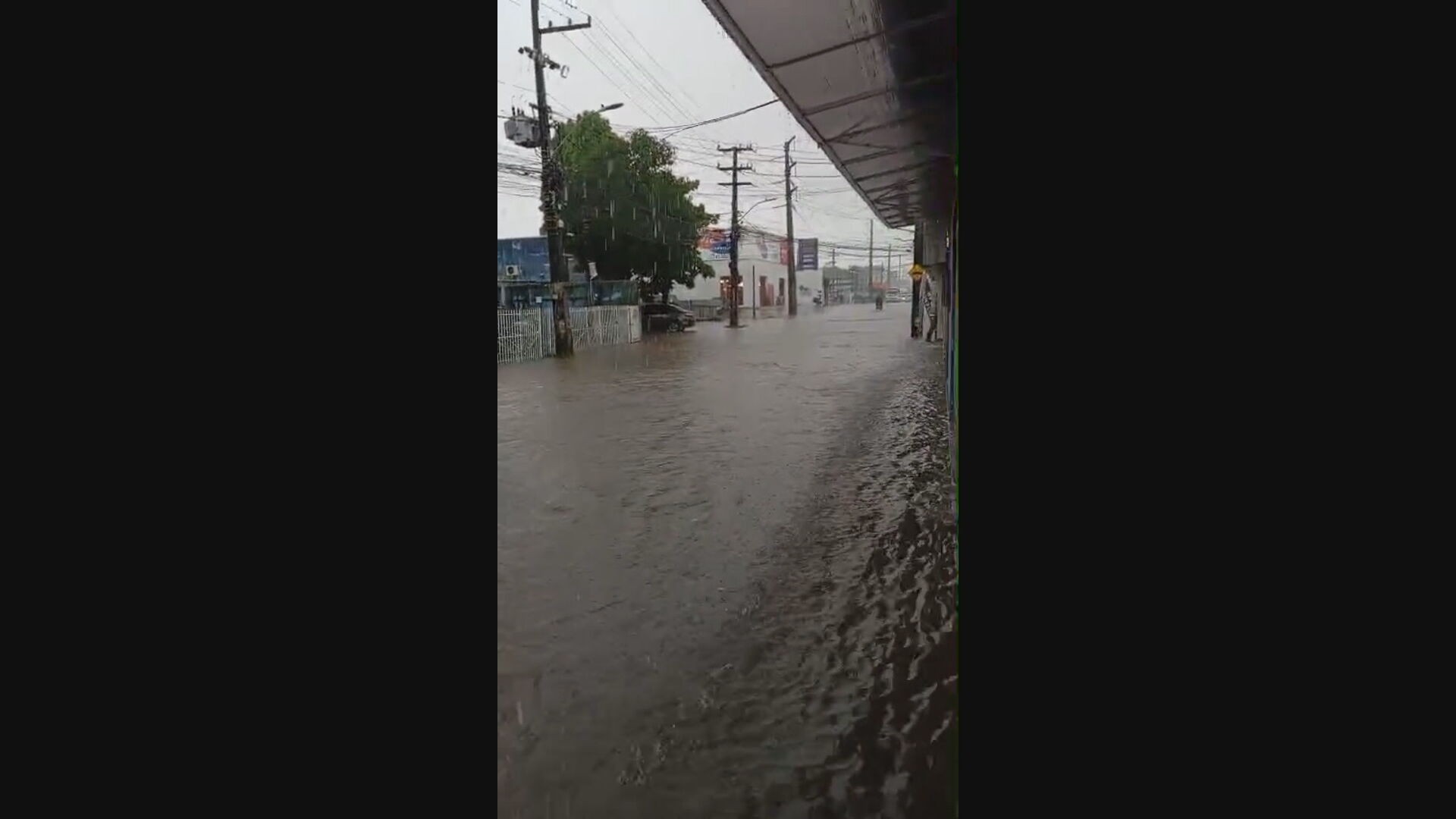 Chuva forte deixa ruas e avenidas alagadas em terceiro dia de temporal no Grande Recife; VÍDEO