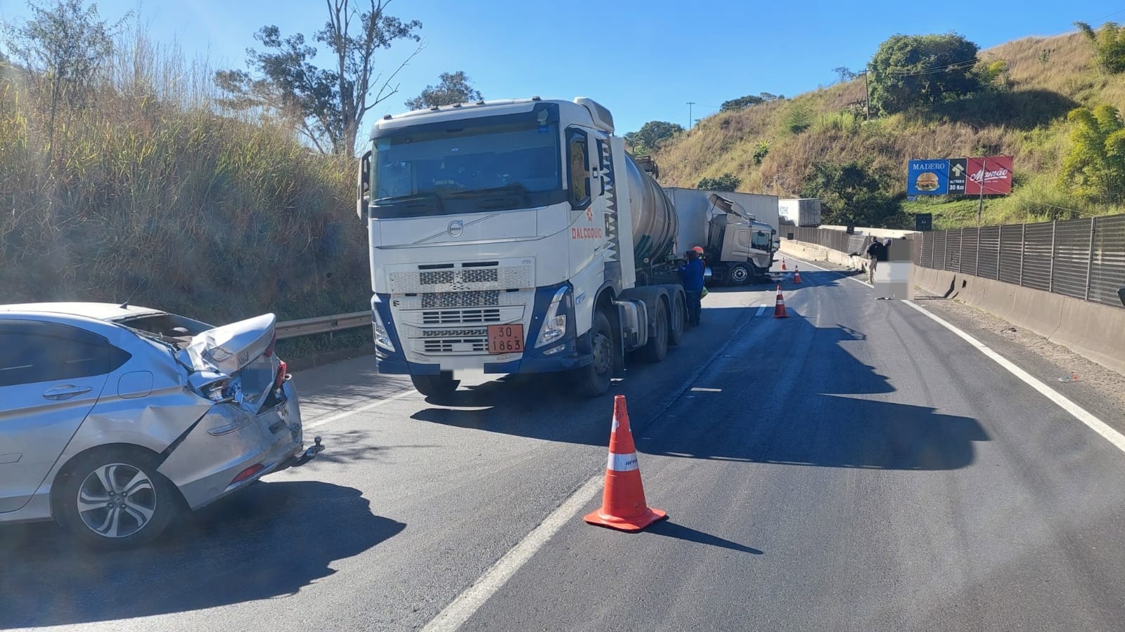 Engavetamento entre seis veículos interdita trecho na Via Dutra, em Barra Mansa