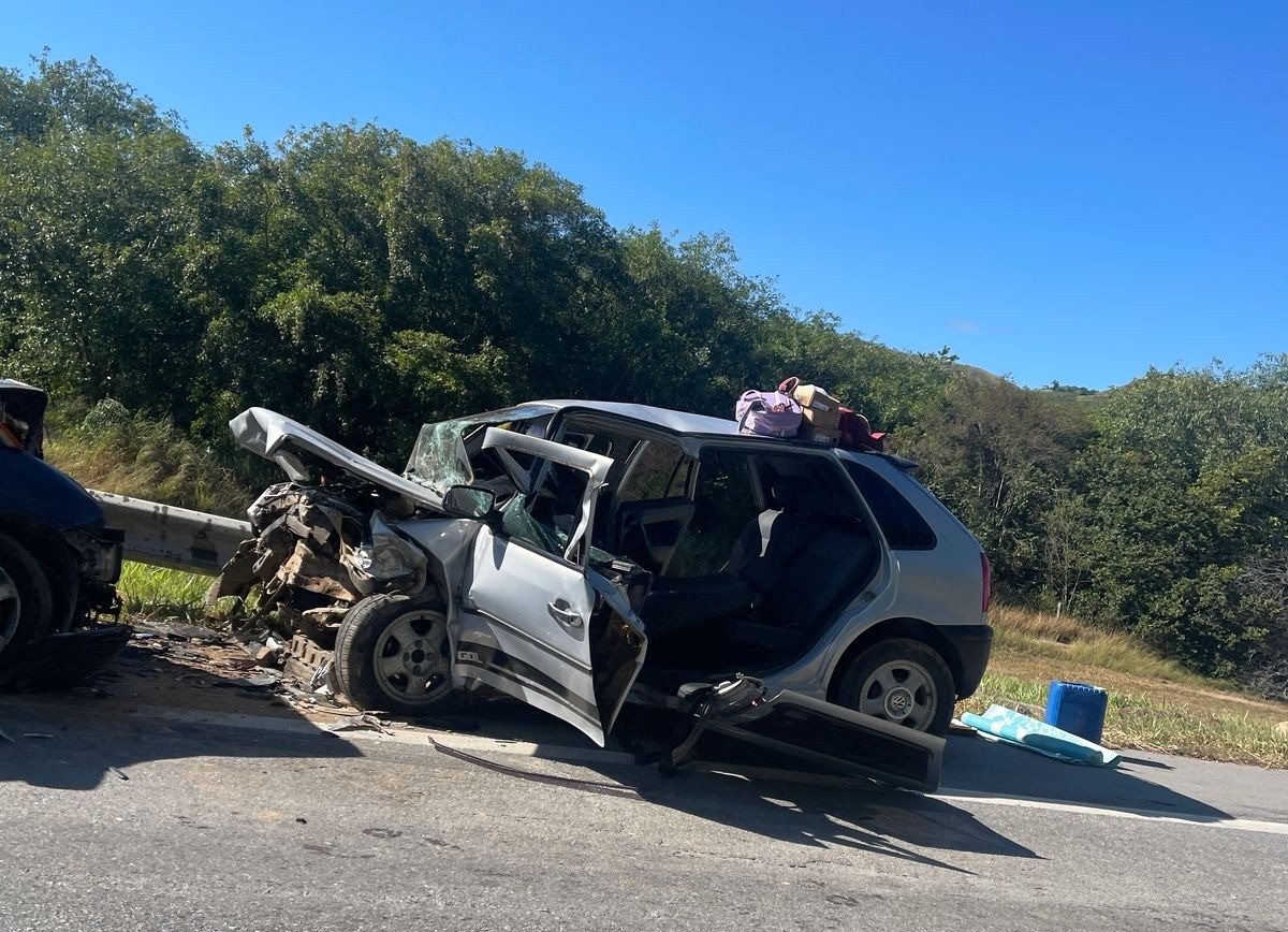 Acidente entre dois carros deixa cinco feridos na BR-393, em Barra do Piraí