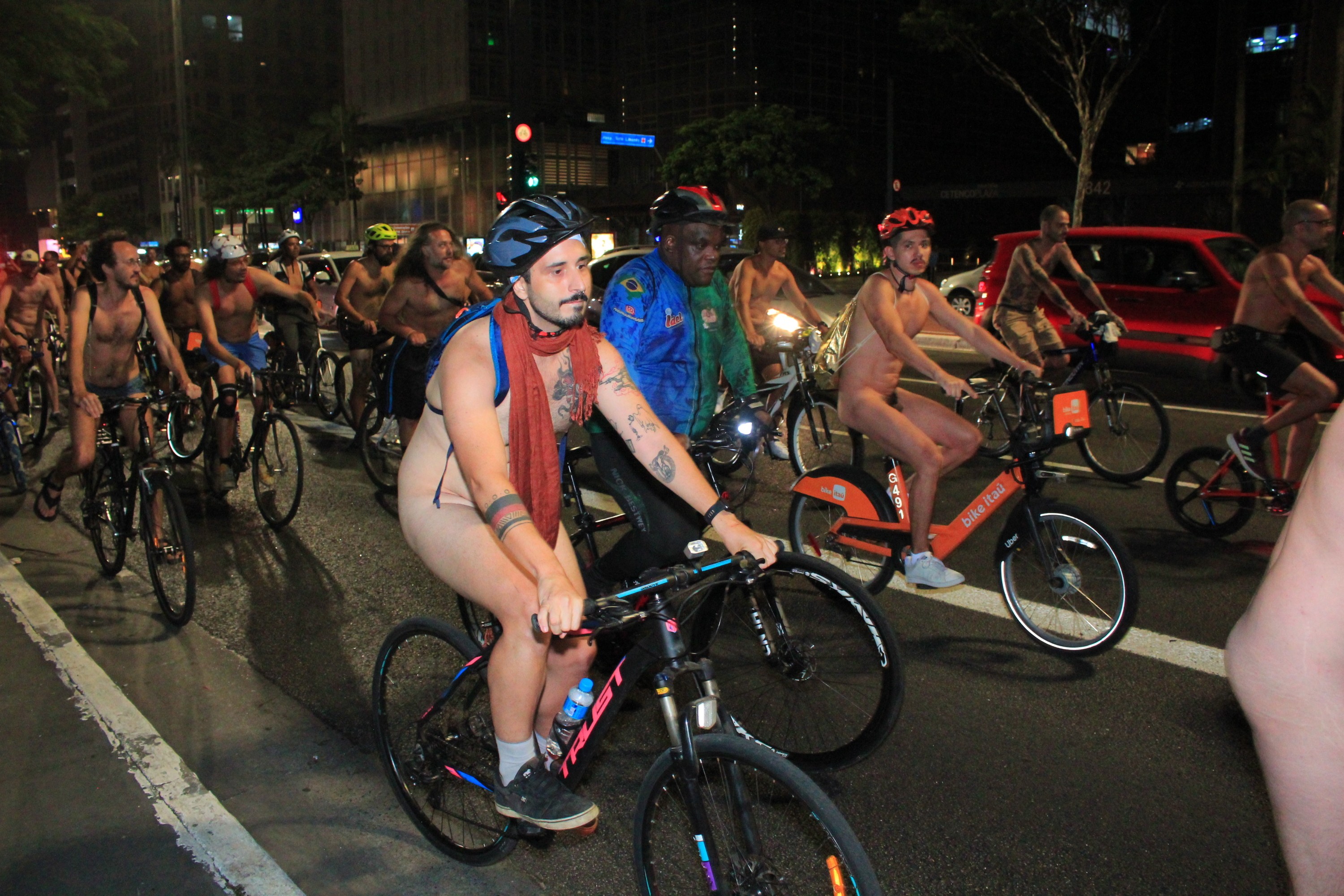 Pedalada Pelada: participantes tiram roupa para chamar atenção para fragilidade de ciclistas nas ruas de SP