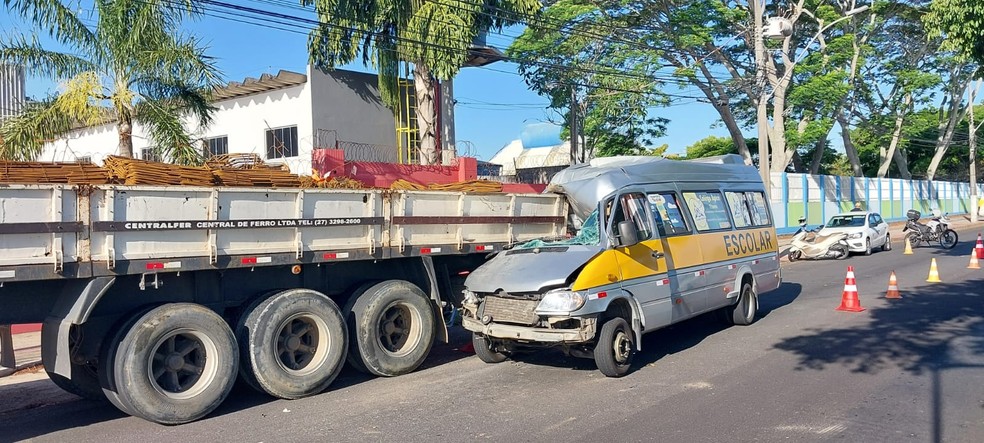 Monitora que estava no carona ficou ferida gravemente e foi levada para hospital na Serra, Esp&iacute;rito Santo &mdash; Foto: Ca&iacute;que Verli