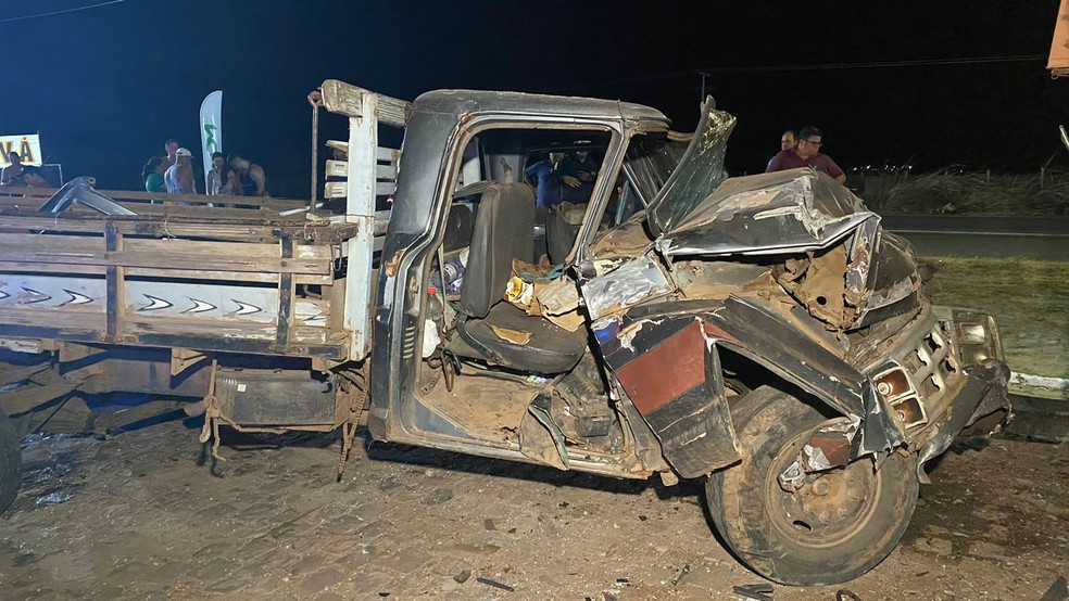 Caminhão foi atingido por carro funerário e perdeu o controle, batendo então em outro carro que estava estacionado em um posto de combustíveis — Foto: Beto Silva/TV Paraíba
