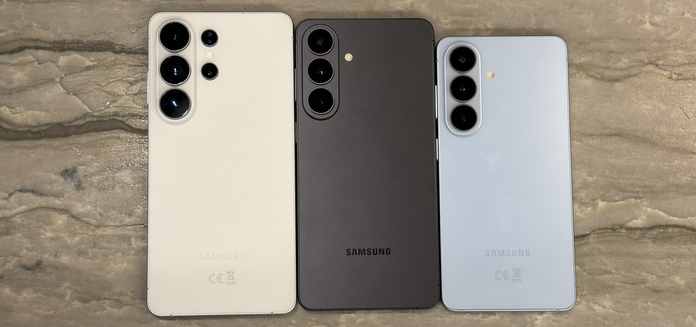 Galaxy S25 Ultra (à esquerda) e Galaxy S24 Ultra (à direita) — Foto: Henrique Martin/g1