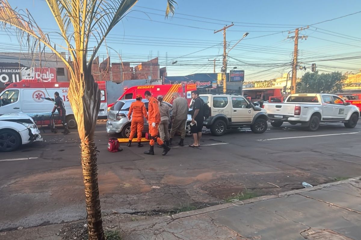 Acidente com quatro carros provoca engavetamento e deixa três feridos em Campo Grande