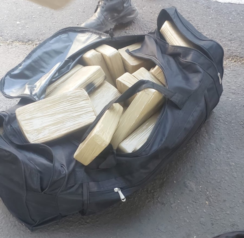 Fuzis, carregadores e cocaína foram apreendidos em Regente Feijó (SP) — Foto: Polícia Civil