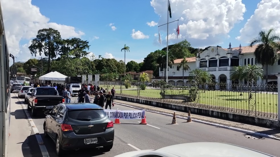 de forma pacífica. Metade da pista da avenida, no sentido Ananindeua/São Brás, foi interditado pelos manifestantes — Foto: Brunno Amâncio/G1 PA