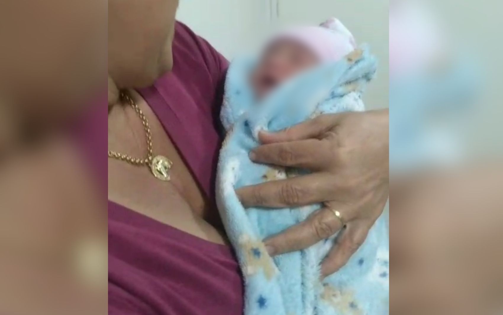 Vídeo mostra bebê sequestrada já com a família após ser resgatada