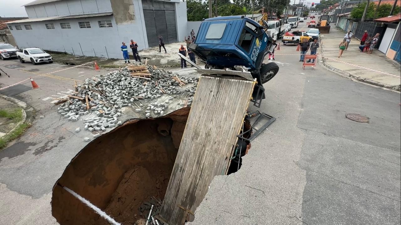 VÍDEO: caminhão é 'engolido' por cratera em São José dos Campos