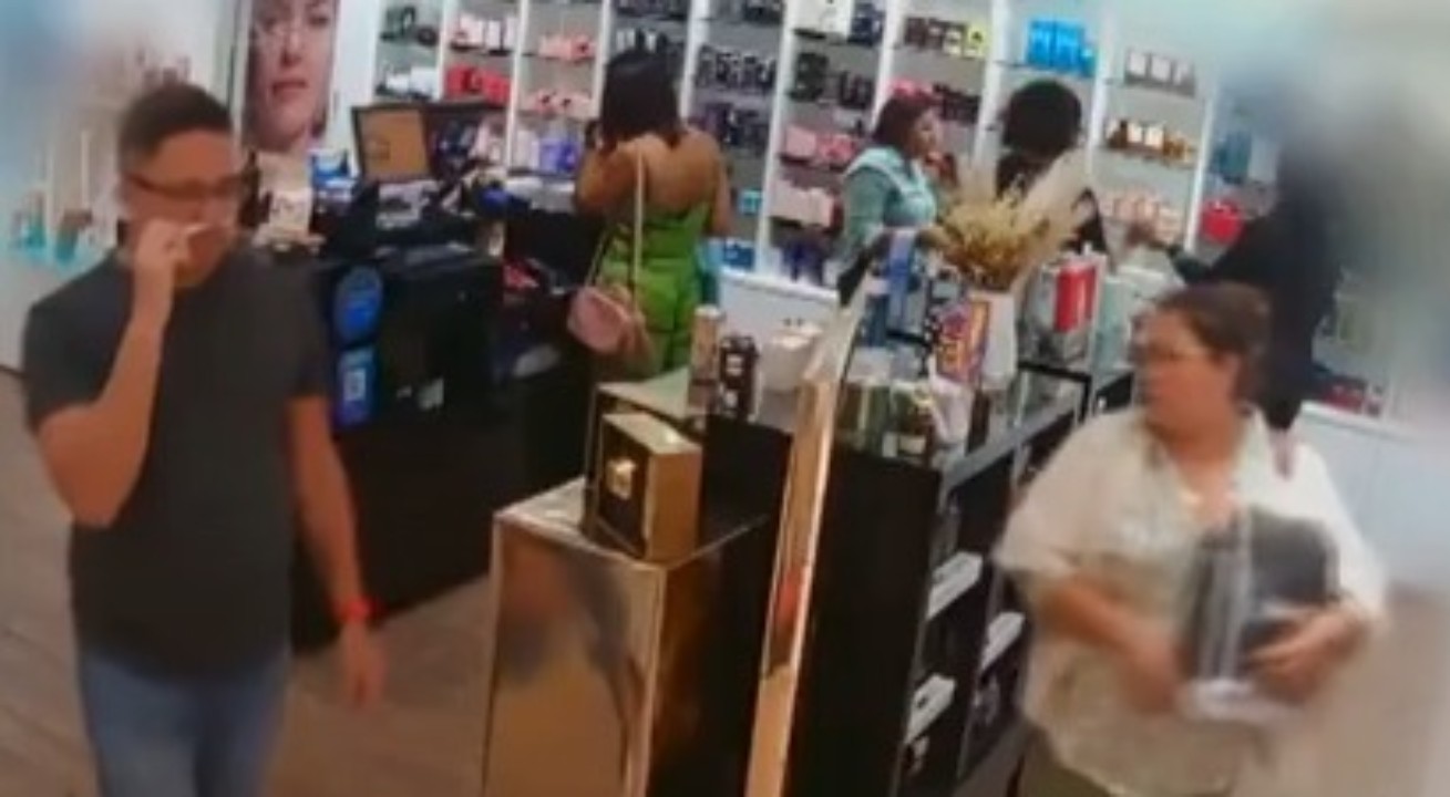 VÍDEO: Quatro lojas de rede de perfumaria são furtadas em shoppings de Salvador