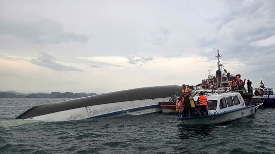 Barco turístico vira durante tempestade e deixa dezenas de mortos no Vietnã - A embarcação, que transportava 53 pessoas, virou por volta das 14h (horário local), enquanto a tempestade Wipha se aproximava do país pelo Mar do Sul da China. Há desaparecidos.