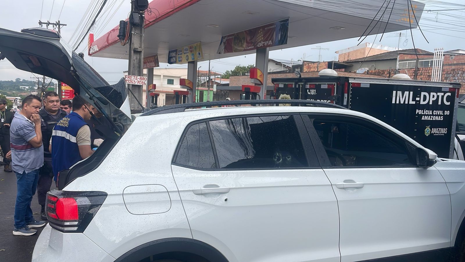 Homem é morto com 15 tiros dentro de carro na frente do filho de 4 anos em Manaus